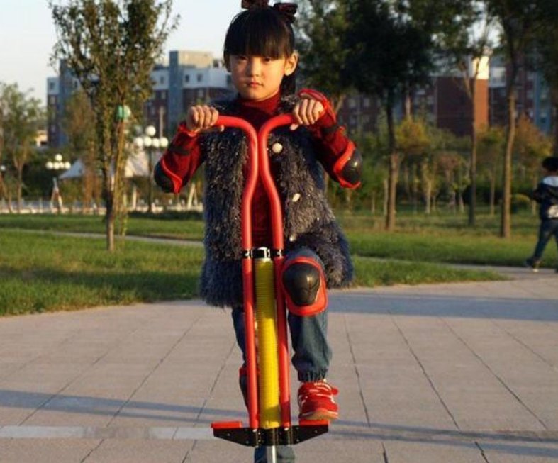 跳跳杆|父母注意：60多年前风靡日本的危险玩具，现以另一形式在我国流行