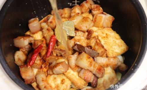 五花肉这样做真过瘾，不加水不加油，简单2步，上桌连汤汁都不剩