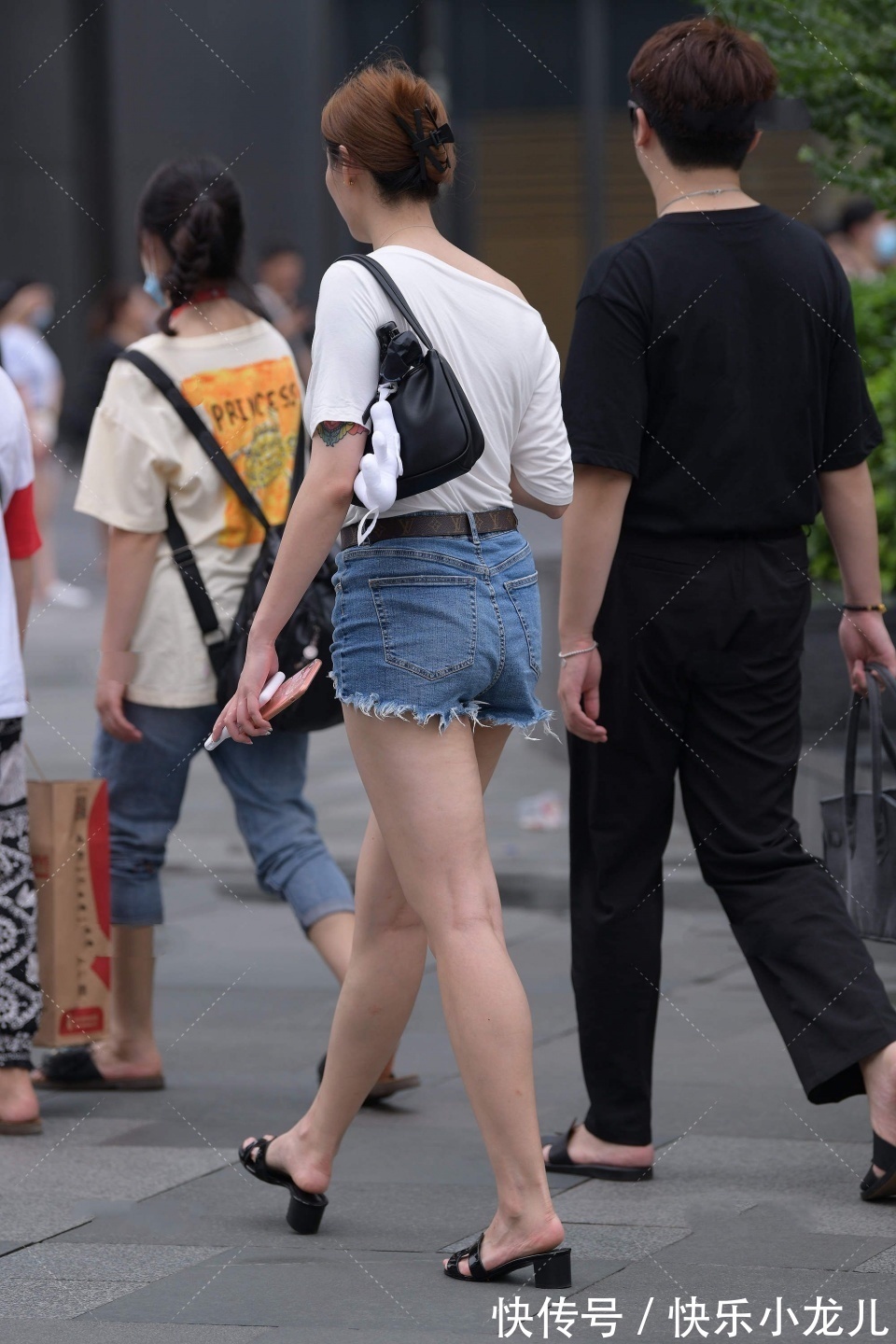穿搭|可爱的小姐姐，走在街上很漂亮，因为她有时尚的穿搭