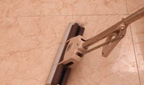 清水拖地和没拖一样脏，从保洁阿姨那偷学一招，地板光亮如新