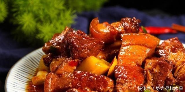 红烧肉的家常做法,口感软糯香甜,吃起来肥而不腻,满屋子飘香