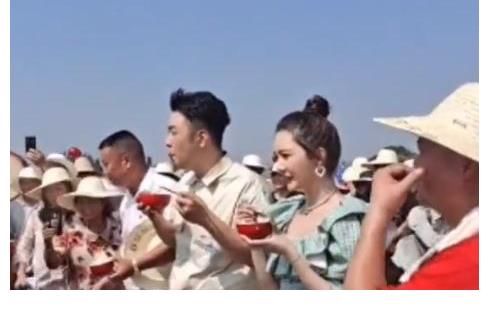 湖南臺(tái)|力挽口碑？湖南臺(tái)主持人到農(nóng)村錄節(jié)目，杜海濤在田地里吃飯不嫌臟