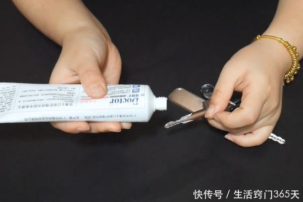 可乐|钥匙上面挤点牙膏?想不到还有这个大妙用,学到就是赚到!