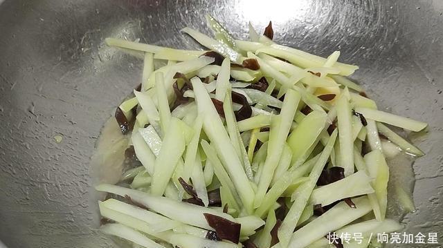 倒入|佛手瓜最健康的吃法,不煮汤不炒肉,出锅又香又下饭,真解馋