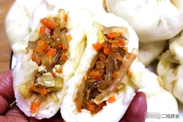 用胡萝卜和粉条做包子原来这么好吃,比白菜馅鲜,比韭菜馅还香