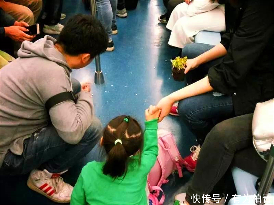 孩子|孩子睡地板上,妈妈却悠闲坐着玩手机,看到孩子的手乘客立马报警