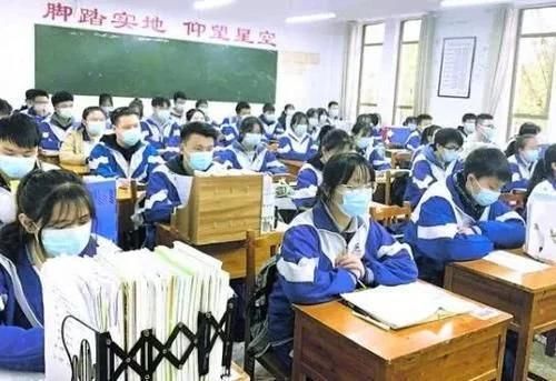 班主任训斥学生：即便是学霸，这4件事也别做，成绩好也不顶用