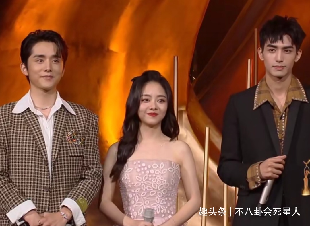 宋茜|金鹰开幕事故多汪涵主持团假唱,巨大黑影挡镜,关晓彤尴尬接话