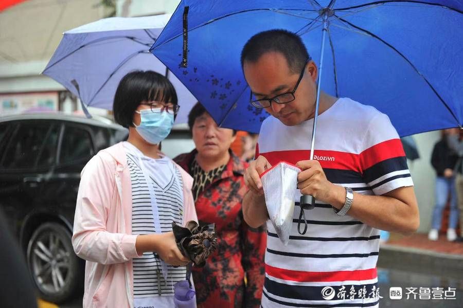 赴考|再三叮嘱！赴考家长考点外为考生加油鼓气