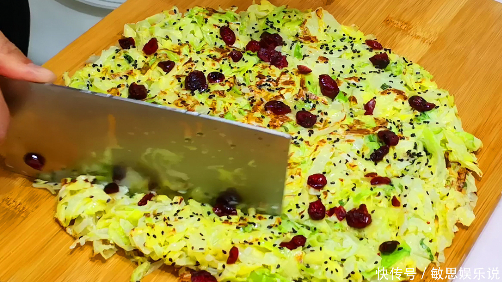 鸡蛋|夏天,包菜别再炒着吃,加2个鸡蛋,出锅比肉还香,上桌瞬间扫光