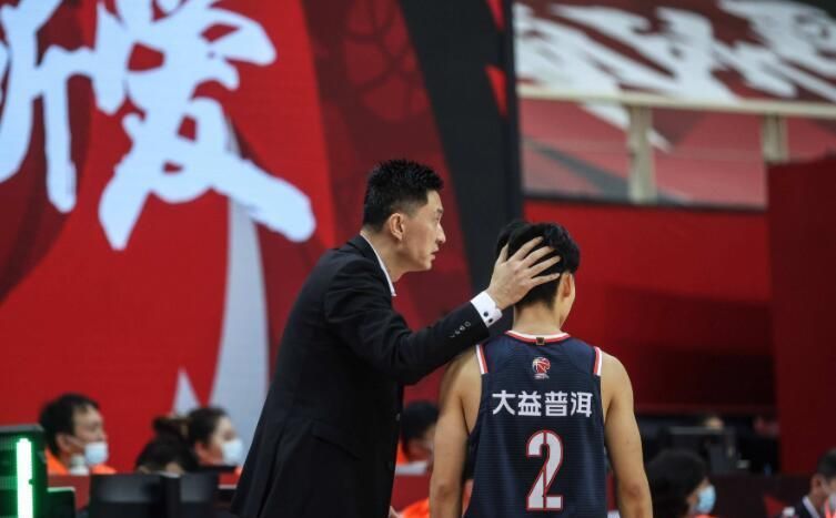 杜锋|大秀操作!徐杰14+8霸气单手抡抢篮板,杜锋点赞1米79“徐中锋”