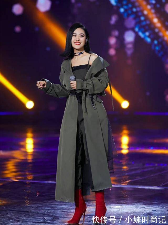 大衣 最近火了一种过年穿搭,叫“长大衣+红色靴子”,洋气喜庆又高级