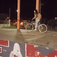 |搞笑GIF:出去聚会嫌老婆穿的不够好看