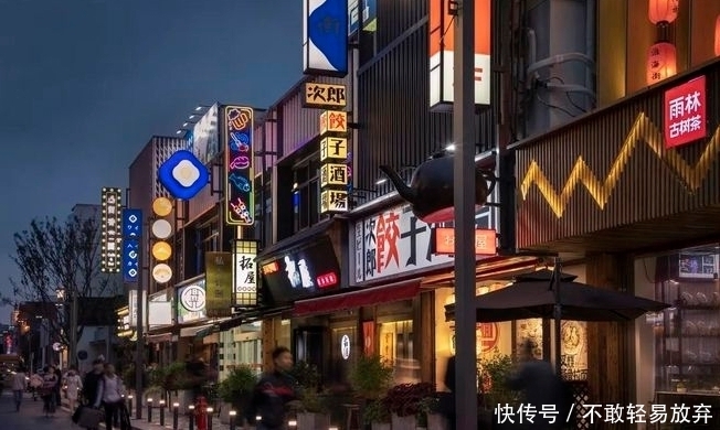 这条街26年前就是网红街，升级改造后更火了，漂亮姑娘排队打卡
