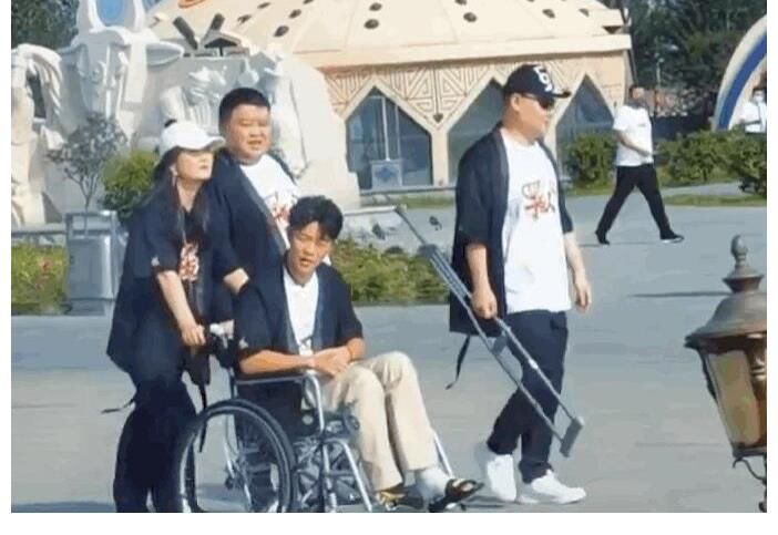 曾毅|凤凰传奇在户外录制节目,曾毅坐在轮椅上,左腿打上了白色绷带!