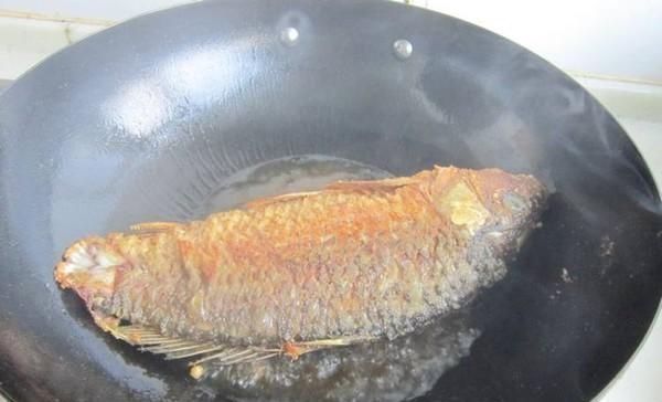 鱼刺卡在喉咙里，别再喝醋吞米饭，教你1招，鱼刺自己跑出来