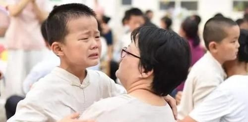 乳牙|8岁男童长出“双排牙”,被拔掉时疼哭了,得知原因后奶奶崩溃