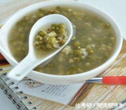 绿豆|绿豆汤被称为“万能解药”，煮绿豆时加2物，润肠通便，控制血糖