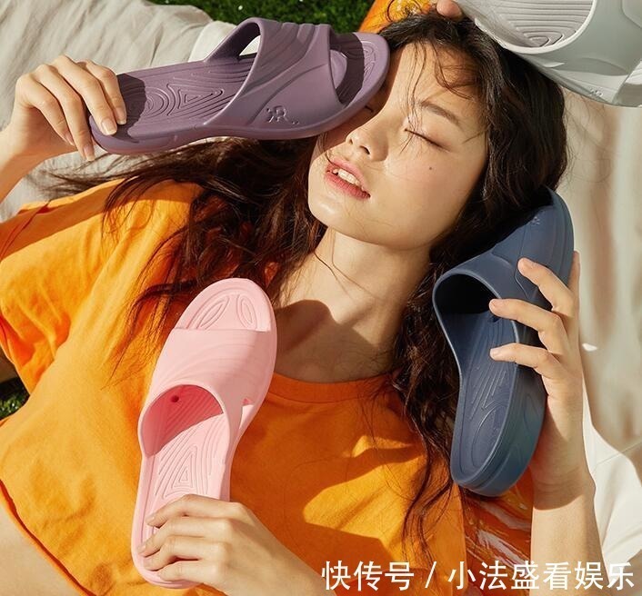 菱形纹 女人就别总穿凉鞋了,看我媳妇脚上穿的拖鞋,轻便又舒适