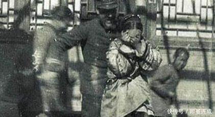搂抱|晚清你没见过的照片女子当街被搂抱,最后一位妇人用洗衣脱水机!