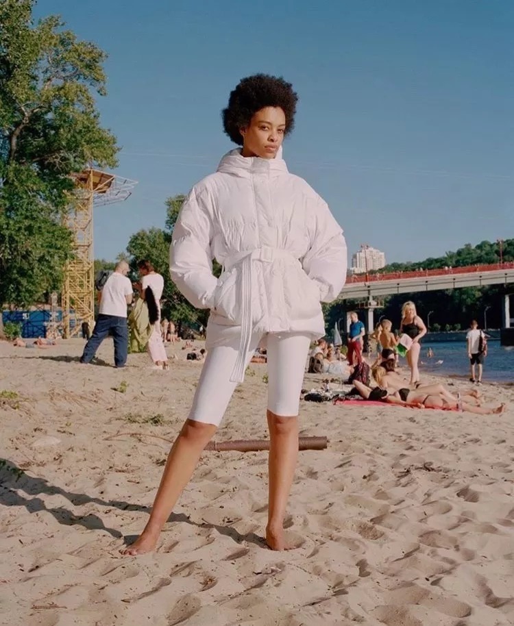 这个冬天,白色羽绒服火了!