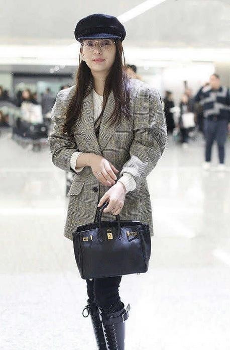 方媛 方媛的衣品也太好了吧,格纹西装搭配骑士靴潇洒帅气,时髦大气!