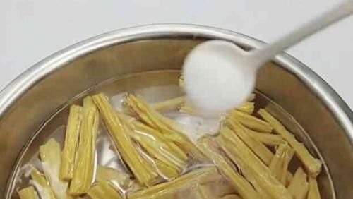 泡腐竹,最忌用清水泡!多加2样,20分钟泡开,柔软筋道,没硬心