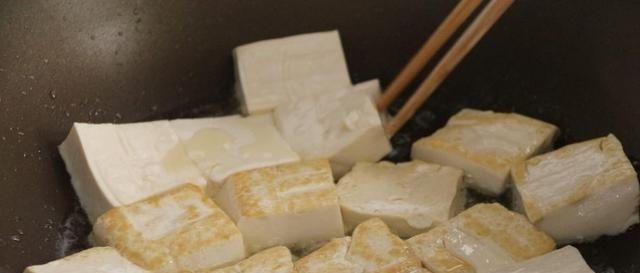 在家想吃铁板豆腐，没有铁板用平底锅做，香辣入味，开胃又下饭