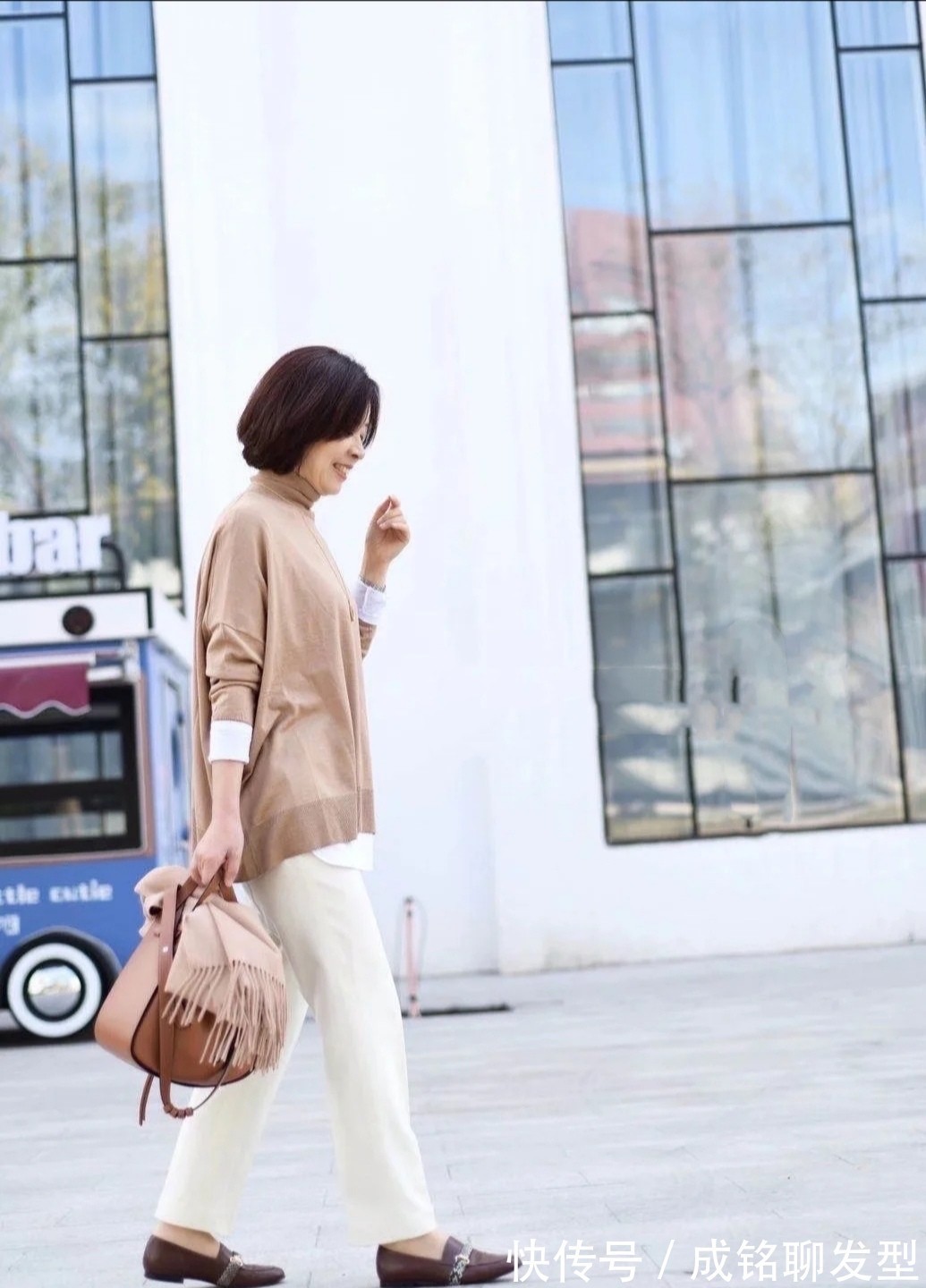 白色|女人不管奔五或奔六别急着穿打底裤,试试这些小白裤,百搭又减龄