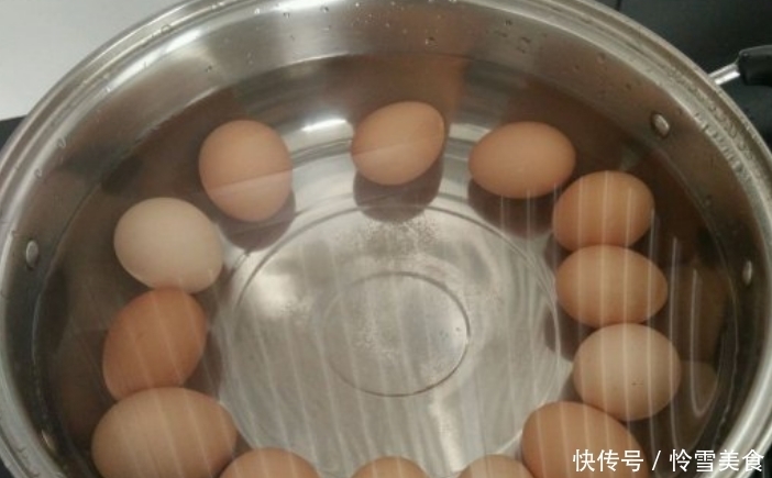 入适量的白|煮鸡蛋时不要只知道加盐了,多加一点它进去,鸡蛋又香又嫩还好剥