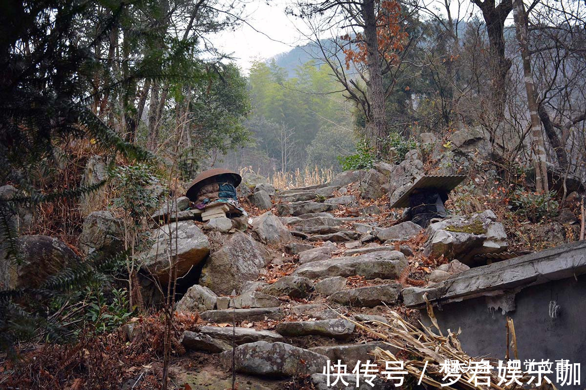 山村68岁大爷行动不便,老伴在家做美食,全给儿媳妇吃