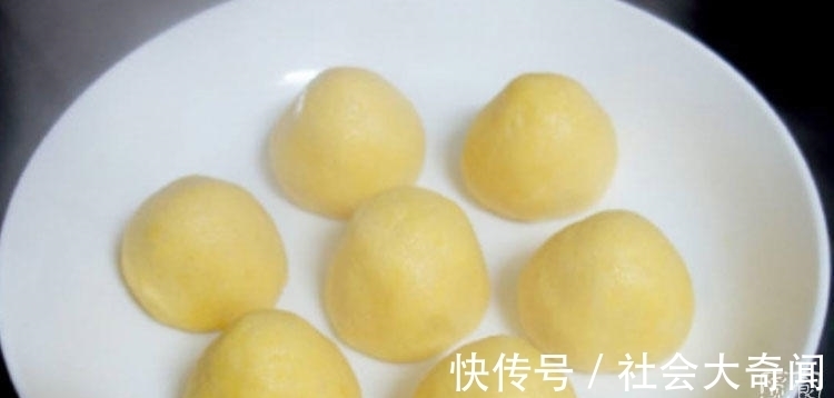 杂粮|玉米面窝窝头，用杂粮制作，健康营养颜色也好看，还寓意十全十美