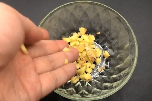 把生姜放进小苏打里,真是太厉害了,解决了很多家庭的大难题!