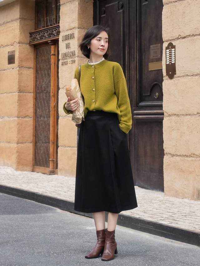 半身裙 今冬流行的“小黑裙”正火,搭配上大衣和羽绒服都超美,高级时髦