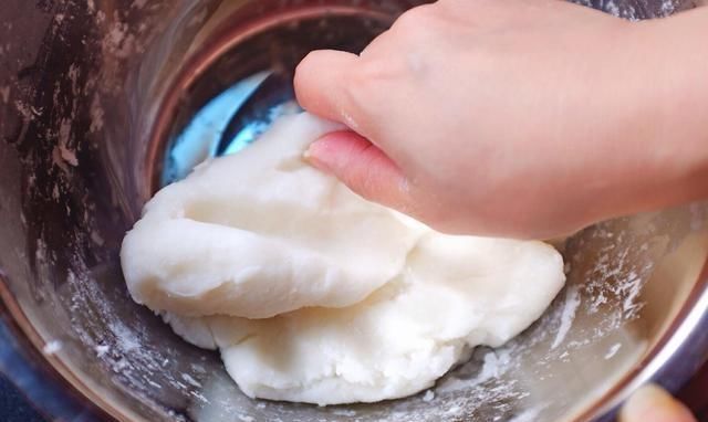 烙饼时,直接加水大错特错!面点师傅:加点它,又香又软还出层