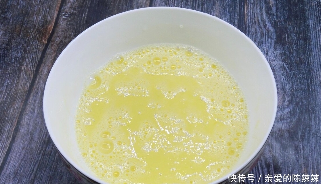 细腻|鸡蛋羹口感老蜂窝多?可能是你用错水了,学会这样做,细腻无蜂窝
