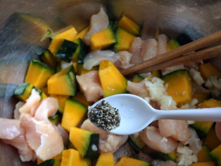 这是一道吃再多也不担心胖的菜，荤素搭配，相当低脂