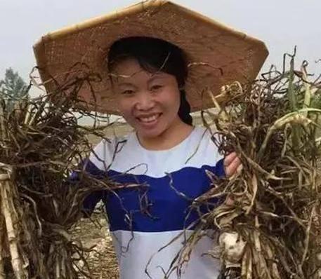 天差地别的王小丫和草帽姐一个低调无冕之王,一个浮夸遭人唾弃