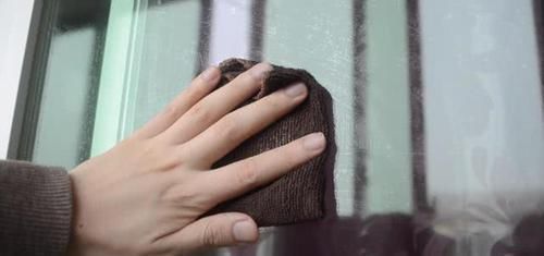 清洁剂|年前大扫除,玻璃太脏别用水擦了,只需喷一点它,干净透亮无水印