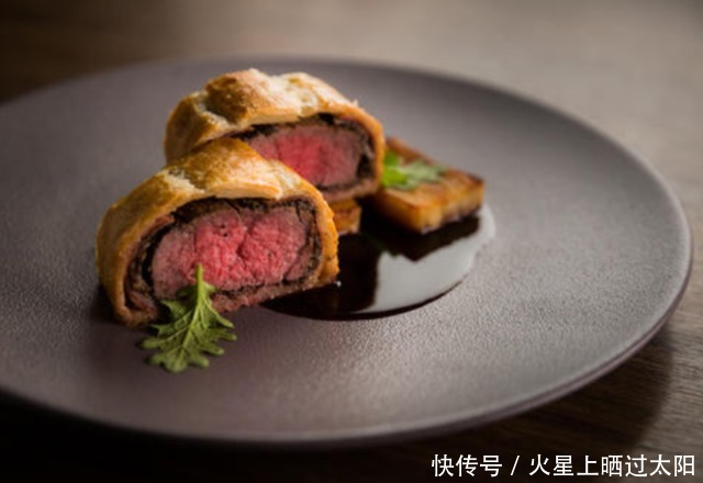 威灵顿牛排到底有多牛?大厨一刀切开后,太惊艳了!