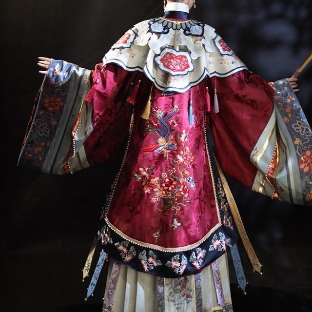 “鬼新娘”高价汉服引众人争议,这究竟是汉服还是“清装”