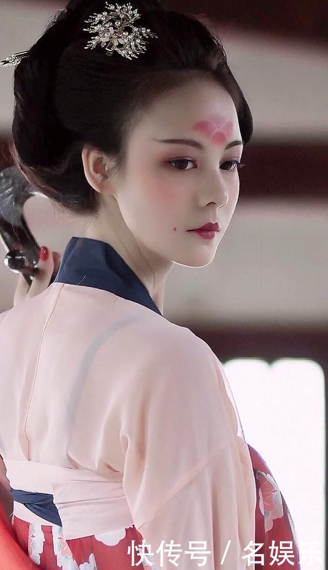 才女薛涛很著名的一首诗,登高楼看天下,短短28字豪迈胜过男儿