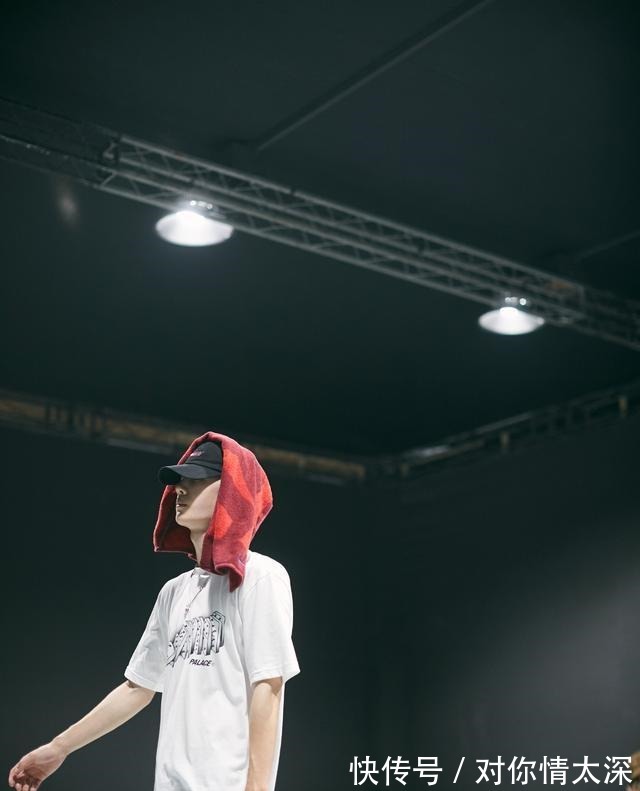 低調|炸場專家王一博實名舞臺玩家，低調有實力，有趣又可愛