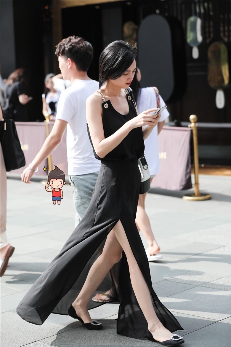 街拍小姐姐一件简单的开叉裙搭配一个斜挎包,青春靓丽去逛街