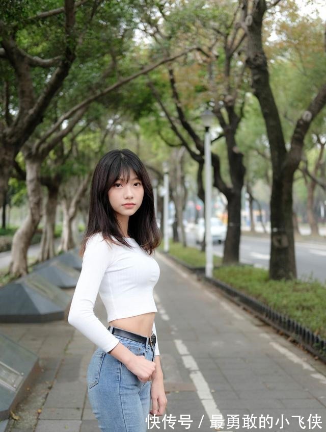 平底鞋 白色针织衫搭配牛仔裤+平底鞋,整体的风格简约又休闲,清爽舒适