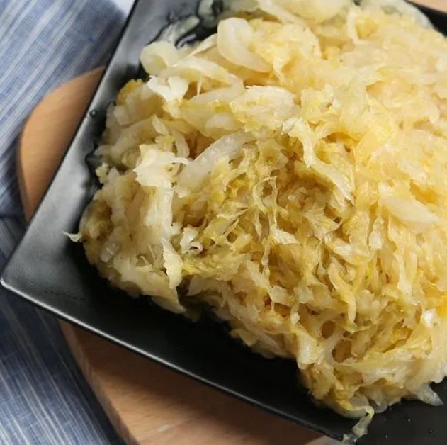 城里人腌酸菜，就学这个方法，只要家里有瓶子，就能腌出地道酸菜