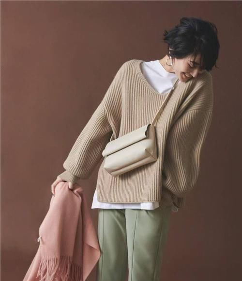 时髦|比黑白灰惊艳、比大地色时髦,最美的“疗愈色”穿搭,一眼就喜欢