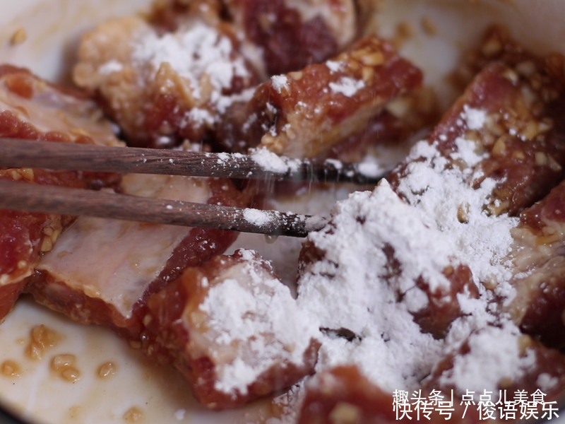 外酥里嫩的蒜香炸排骨,比红烧的还好吃,简单易上手