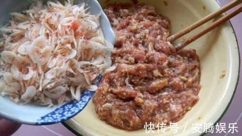 发面|蒸饺好吃有诀窍，学会这样做，皮儿软韧，馅儿鲜香，蒸一锅不够吃