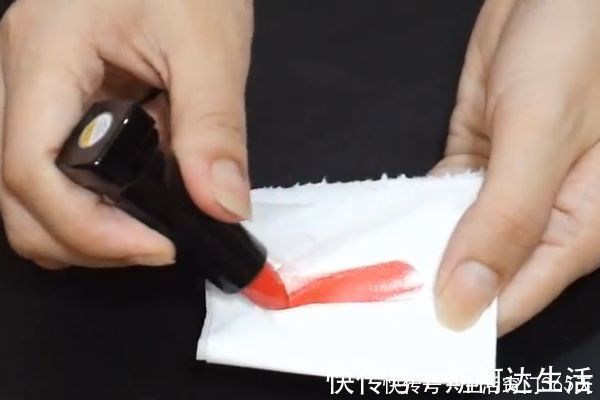 纸巾 过期的口红不要扔,涂在纸巾上这样用,太厉害了,一年能省不少钱